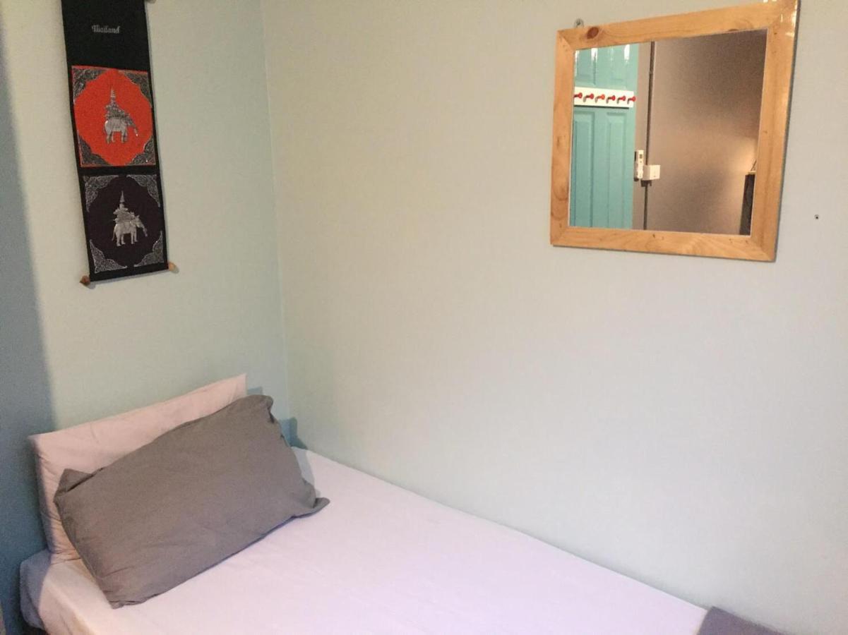 Miku Guesthouse Bangkok Ngoại thất bức ảnh